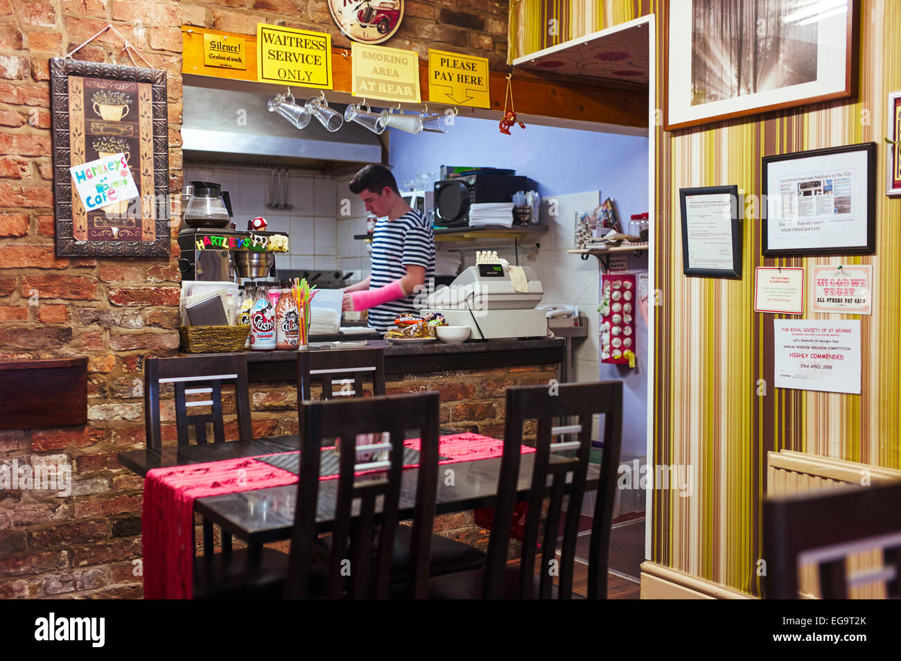 Mann mit gebrochenen Arm arbeiten in Hartley's Cafe in Blackburn Stockfoto