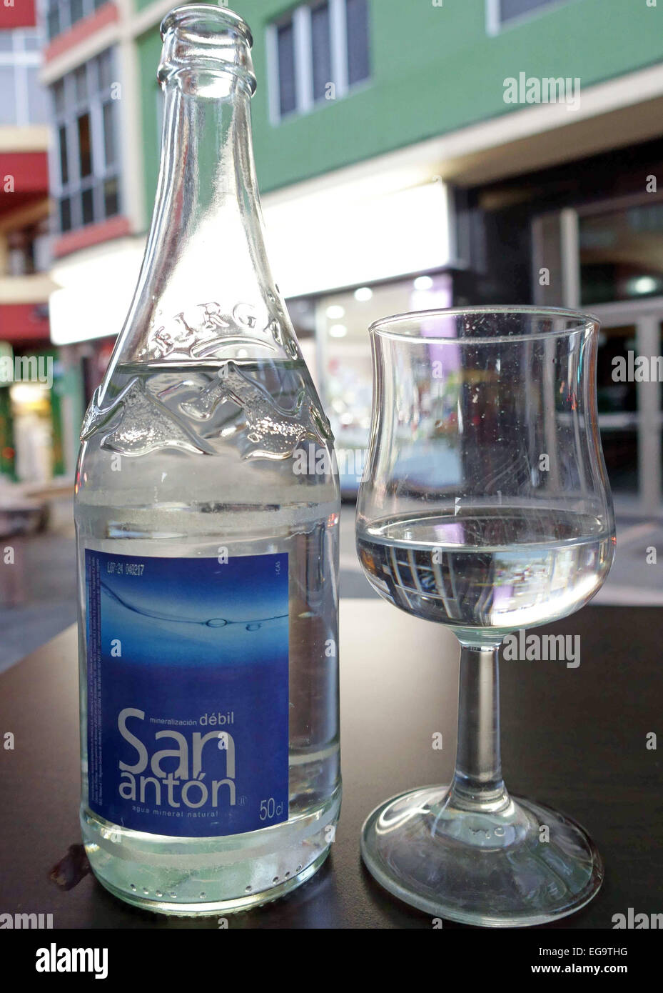 Flasche stilles Mineralwasser auf Bartisch in Las Palmas de Gran Canaria, Kanarische Inseln, Spanien Stockfoto