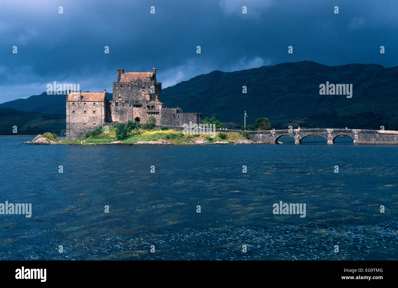 Eilean Donan (Gälisch: Eilean Donnain) Castle, Schottland. Minacious Wolken von einer eingehenden Sturm im Hintergrund, während die Burg Stockfoto