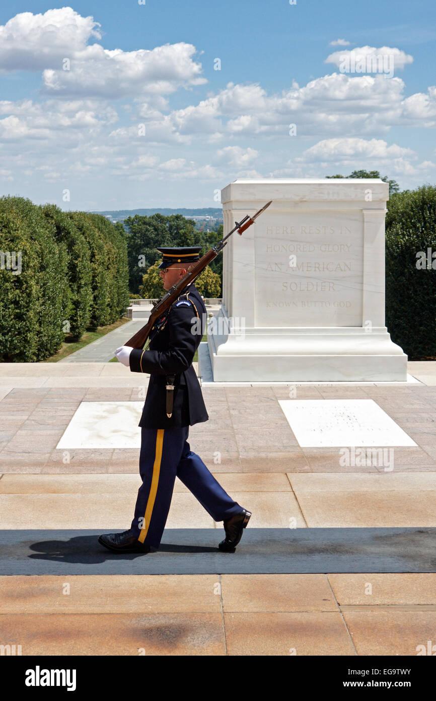 Ehrenwache am Grabmal des unbekannten Soldaten, Nationalfriedhof Arlington, Virginia, USA Stockfoto