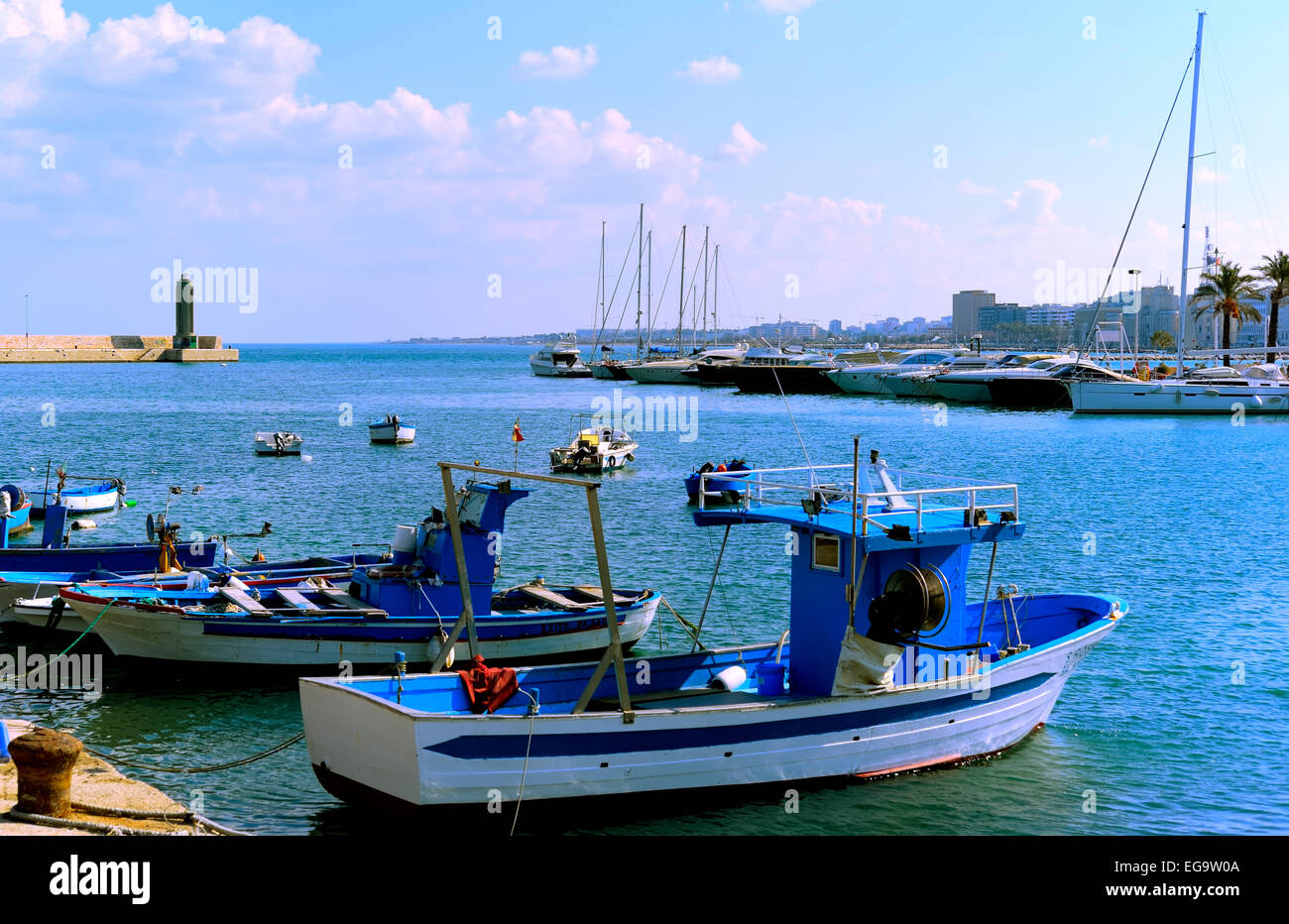 Der kleine Hafen mit den typischen apulischen Angelboote/Fischerboote. Bari-Italien Stockfoto