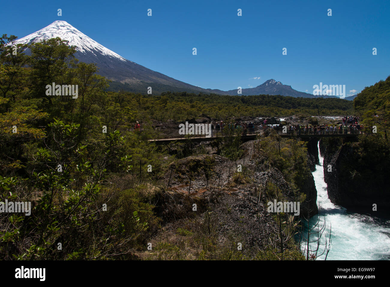 Petrohue Wasserfälle und Vulkan Osorno Stockfoto