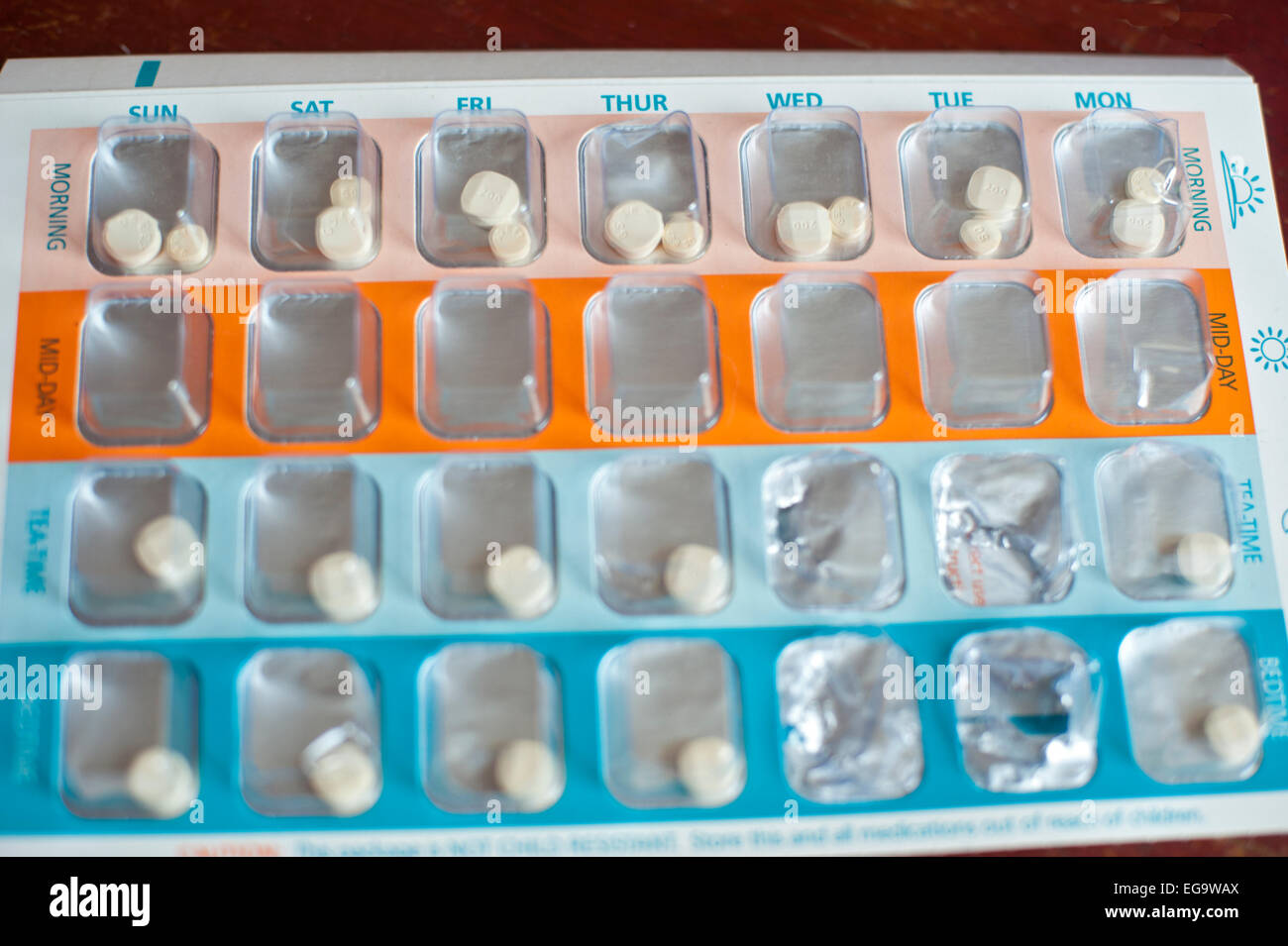 Pillenbox mit Tabletten in geordnet nach Datum für langfristige Erkrankung oder Behinderung Stockfoto