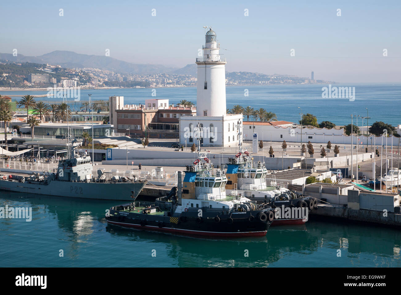Leuchtturm und Schlepper Boote im Hafen von Malaga, Spanien Stockfoto