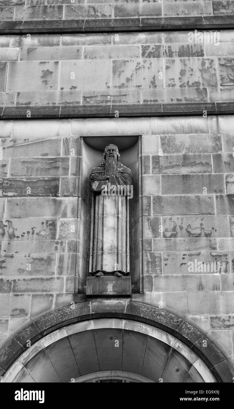 Stein-Statue-Einschub in steinernen Nische auf steinernen Bogen Stockfoto