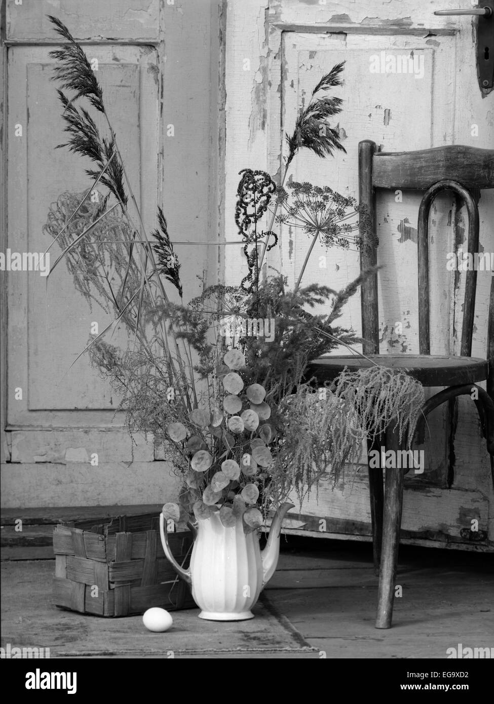 Monochrome medium Format geschossen von einem alten Stuhl und Filialen. Stockfoto