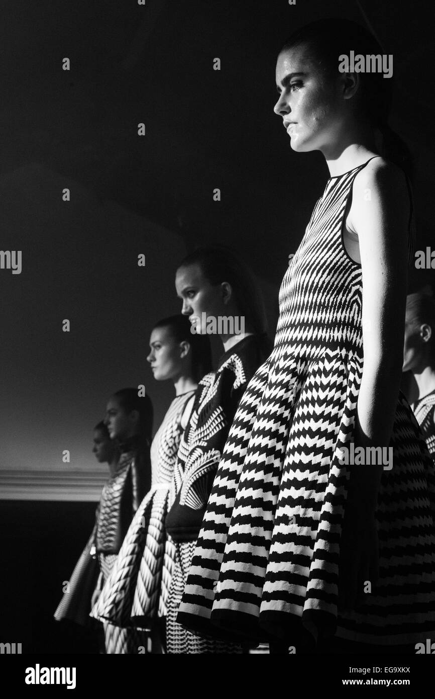 London, UK. 20. Februar 2015. Präsentation von italienischen Designer Manuel Facchini während der London Fashion Week. Manuel Facchini kombiniert Rock-Gothic und Sport in schwarz / weiß Muster. Foto: CatwalkFashion/Alamy Live-Nachrichten Stockfoto