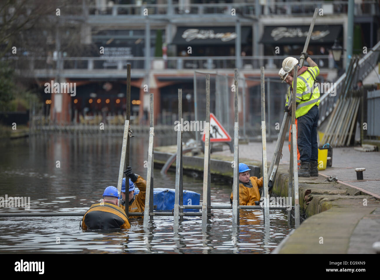Birmingham, Vereinigtes Königreich. 20. Februar 2015. Kanal & Fluss Vertrauen Unternehmer dazu beitragen, um einen Damm in Birmingham City Center Kanal zu bauen. Ein Leck hat unter dem Kanal in der Nähe von West Coast Mainline eröffnet. Bildnachweis: Michael Scott/Alamy Live-Nachrichten Stockfoto