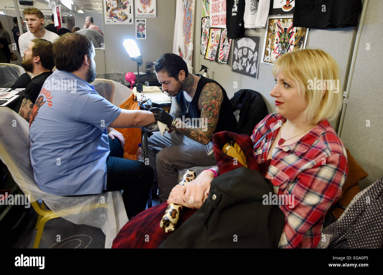 Brighton, UK. 20. Februar 2015. Besucher auf der 8. Brighton Tattoo Convention im Hilton Metropole Hotel dieses Wochenende zum ersten Mal seit seinem Start im Jahr 2008 statt, das Übereinkommen über drei Tage statt, dass die Tätowierung, Wettkämpfe, Auftritte, Seminare, Workshops und Galerie zeigt alle in die größte Ausstellungsfläche in Südengland, Hilton Brighton Metropole Hotel befindet sich direkt am Meer im Zentrum der Stadt stattfinden werden. Bildnachweis: Simon Dack/Alamy Live-Nachrichten Stockfoto