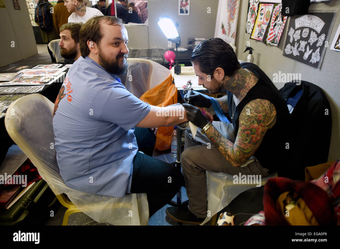 Brighton, UK. 20. Februar 2015. Besucher auf der 8. Brighton Tattoo Convention im Hilton Metropole Hotel dieses Wochenende zum ersten Mal seit seinem Start im Jahr 2008 statt, das Übereinkommen über drei Tage statt, dass die Tätowierung, Wettkämpfe, Auftritte, Seminare, Workshops und Galerie zeigt alle in die größte Ausstellungsfläche in Südengland, Hilton Brighton Metropole Hotel befindet sich direkt am Meer im Zentrum der Stadt stattfinden werden. Bildnachweis: Simon Dack/Alamy Live-Nachrichten Stockfoto