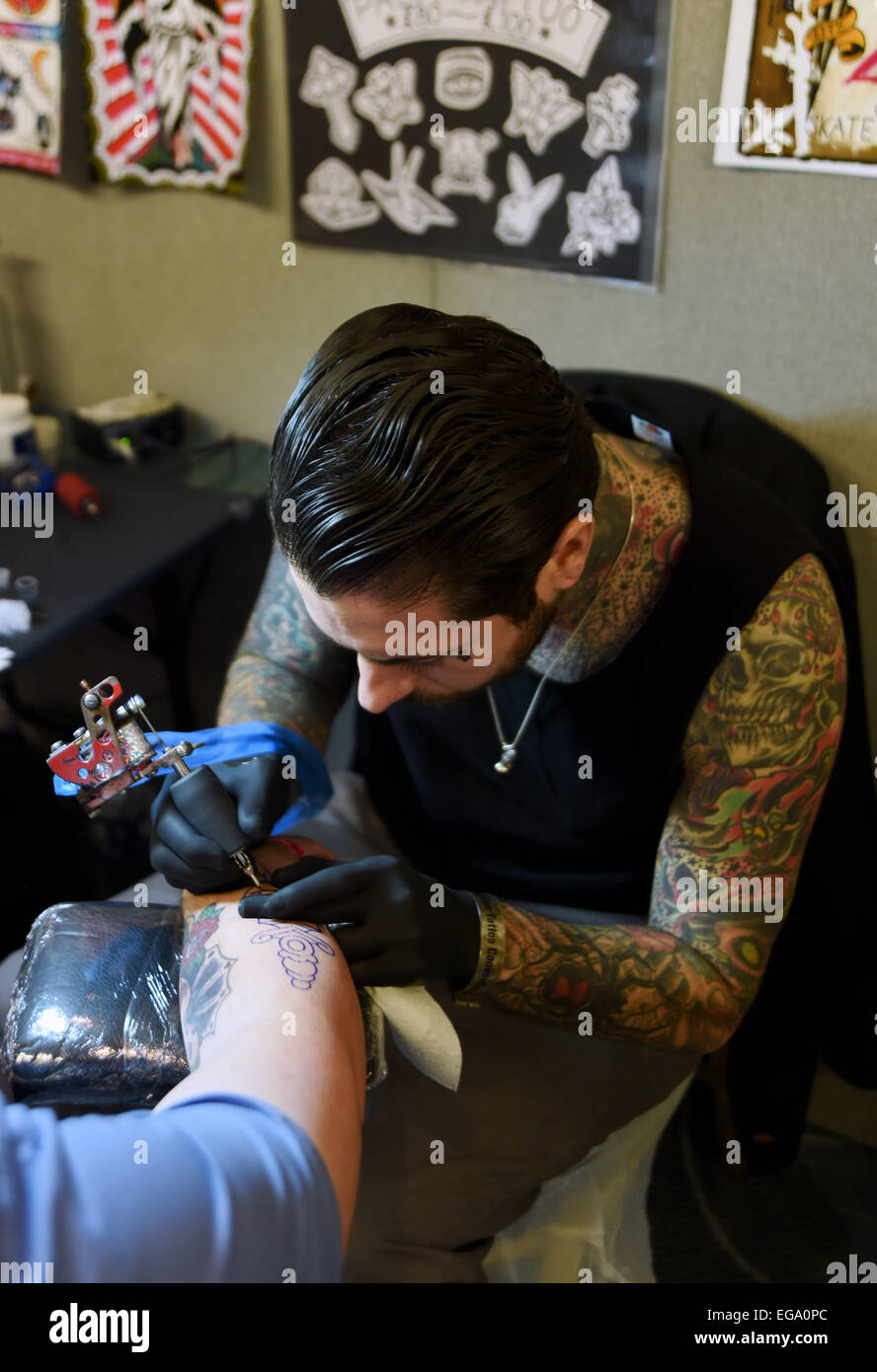 Brighton, UK. 20. Februar 2015. Tattoo-Künstler bei der Arbeit auf der 8. Brighton Tattoo Convention im Hilton Metropole Hotel dieses Wochenende zum ersten Mal seit seinem Start im Jahr 2008 statt, das Übereinkommen über drei Tage statt, dass die Tätowierung, Wettkämpfe, Auftritte, Seminare, Workshops und Galerie zeigt alle in die größte Ausstellungsfläche in Südengland, Hilton Brighton Metropole Hotel befindet sich direkt am Meer im Zentrum der Stadt stattfinden werden. Bildnachweis: Simon Dack/Alamy Live-Nachrichten Stockfoto