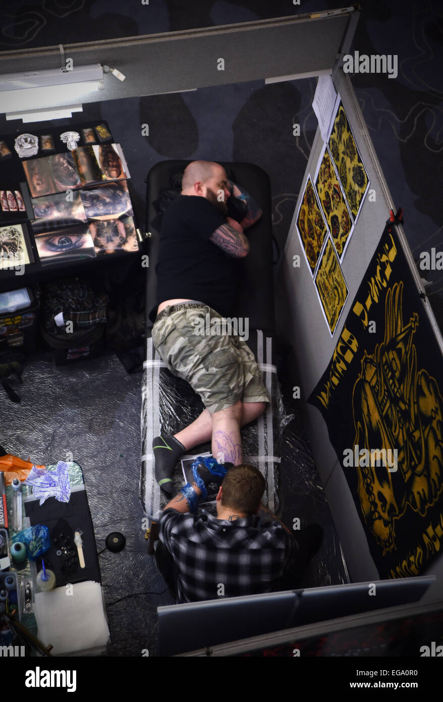 Brighton, UK. 20. Februar 2015. Besucher 8. Brighton Tattoo Convention im Hilton Metropole Hotel dieses Wochenende zum ersten Mal seit seinem Start im Jahr 2008 statt, das Übereinkommen über drei Tage statt, dass die Tätowierung, Wettkämpfe, Auftritte, Seminare, Workshops und Galerie zeigt alle in die größte Ausstellungsfläche in Südengland, Hilton Brighton Metropole Hotel befindet sich direkt am Meer im Zentrum der Stadt stattfinden werden. Bildnachweis: Simon Dack/Alamy Live-Nachrichten Stockfoto