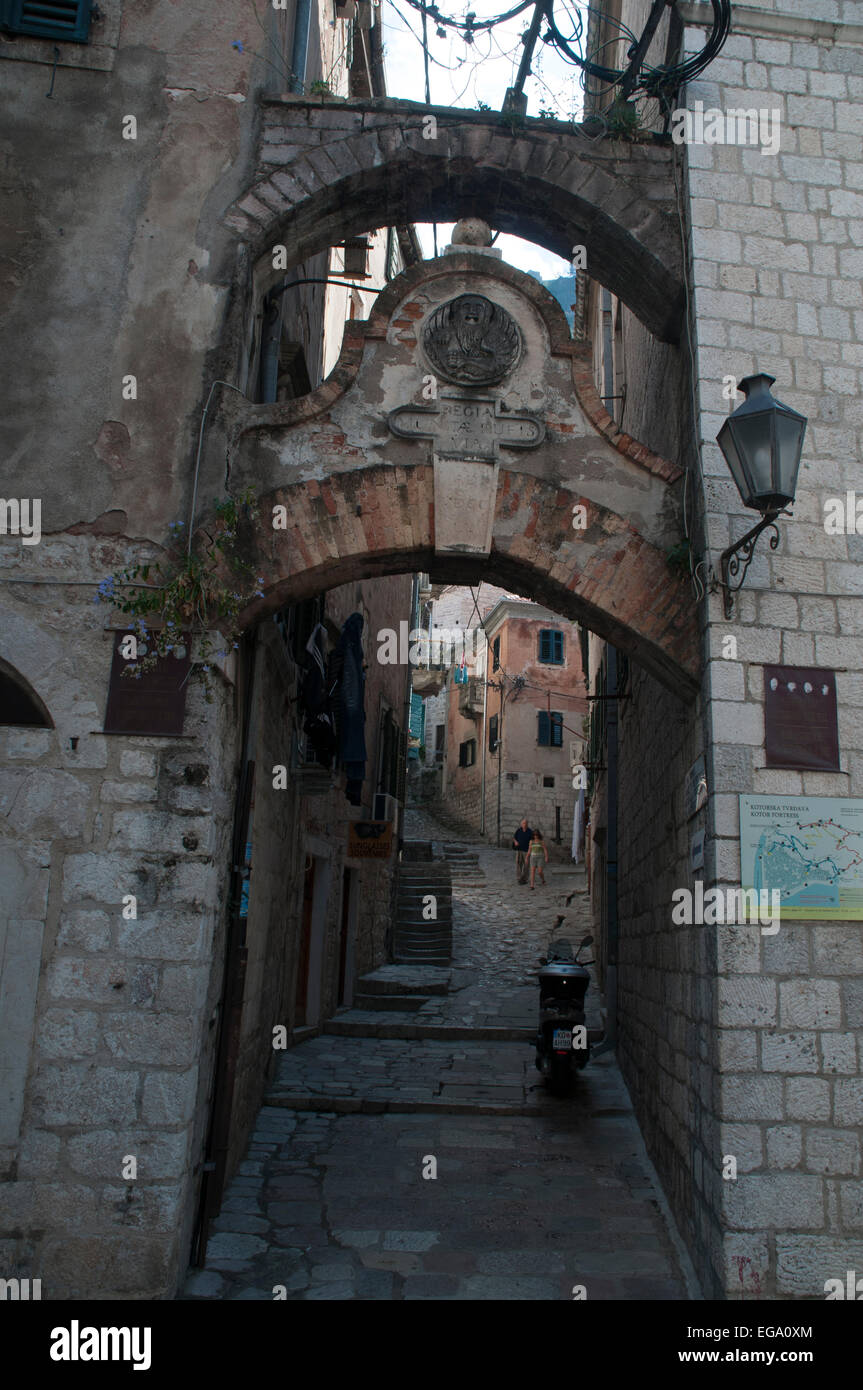 Kotor befindet sich in einer fjordartigen Bucht in Montenegro. Die Altstadt hat immer noch seinen mittelalterlichen Stadtmauer und eine Fülle von alten Gebäuden. Stockfoto