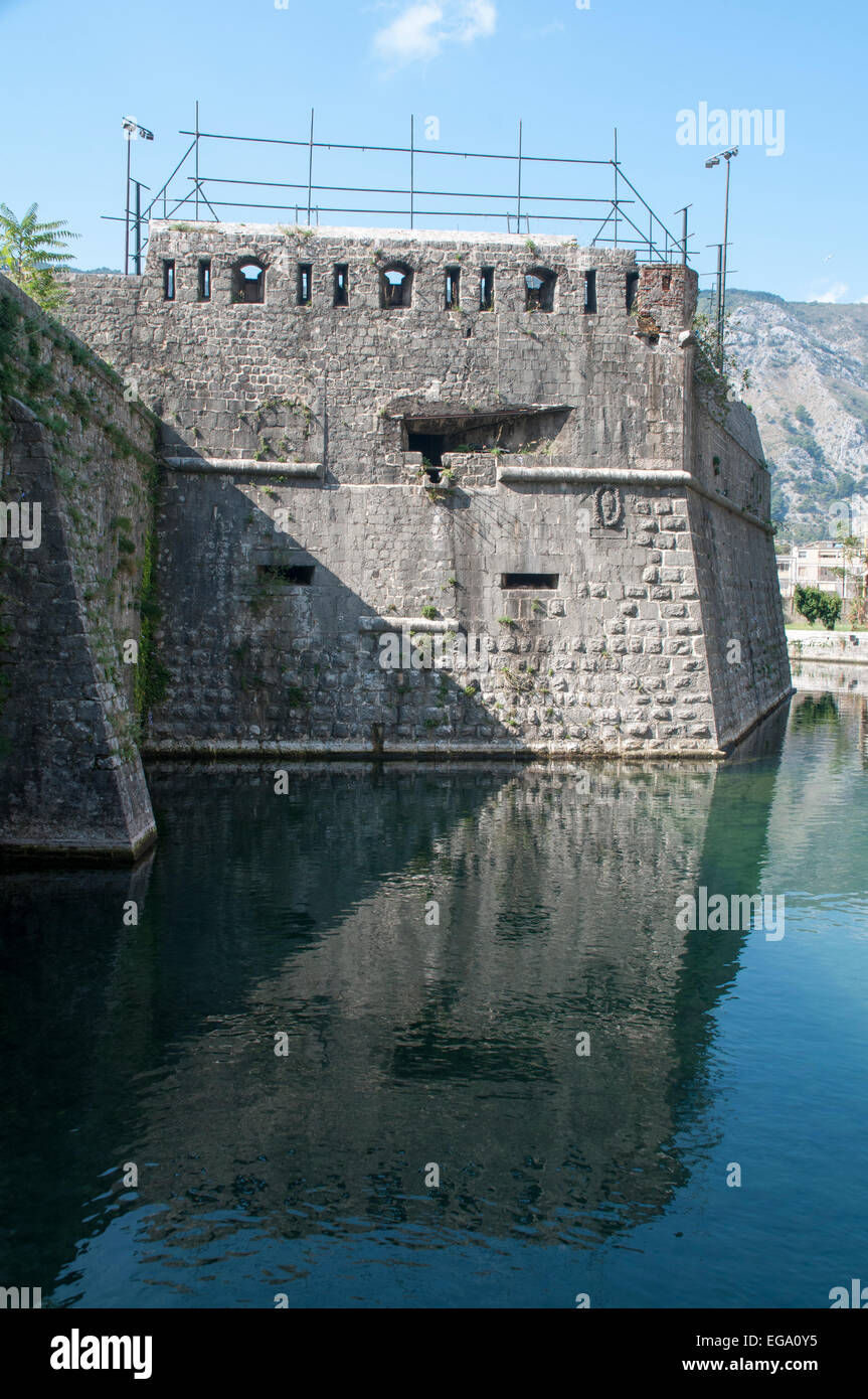 Kotor befindet sich in einer fjordartigen Bucht in Montenegro. Die Altstadt hat immer noch seinen mittelalterlichen Stadtmauer und eine Fülle von alten Gebäuden. Stockfoto