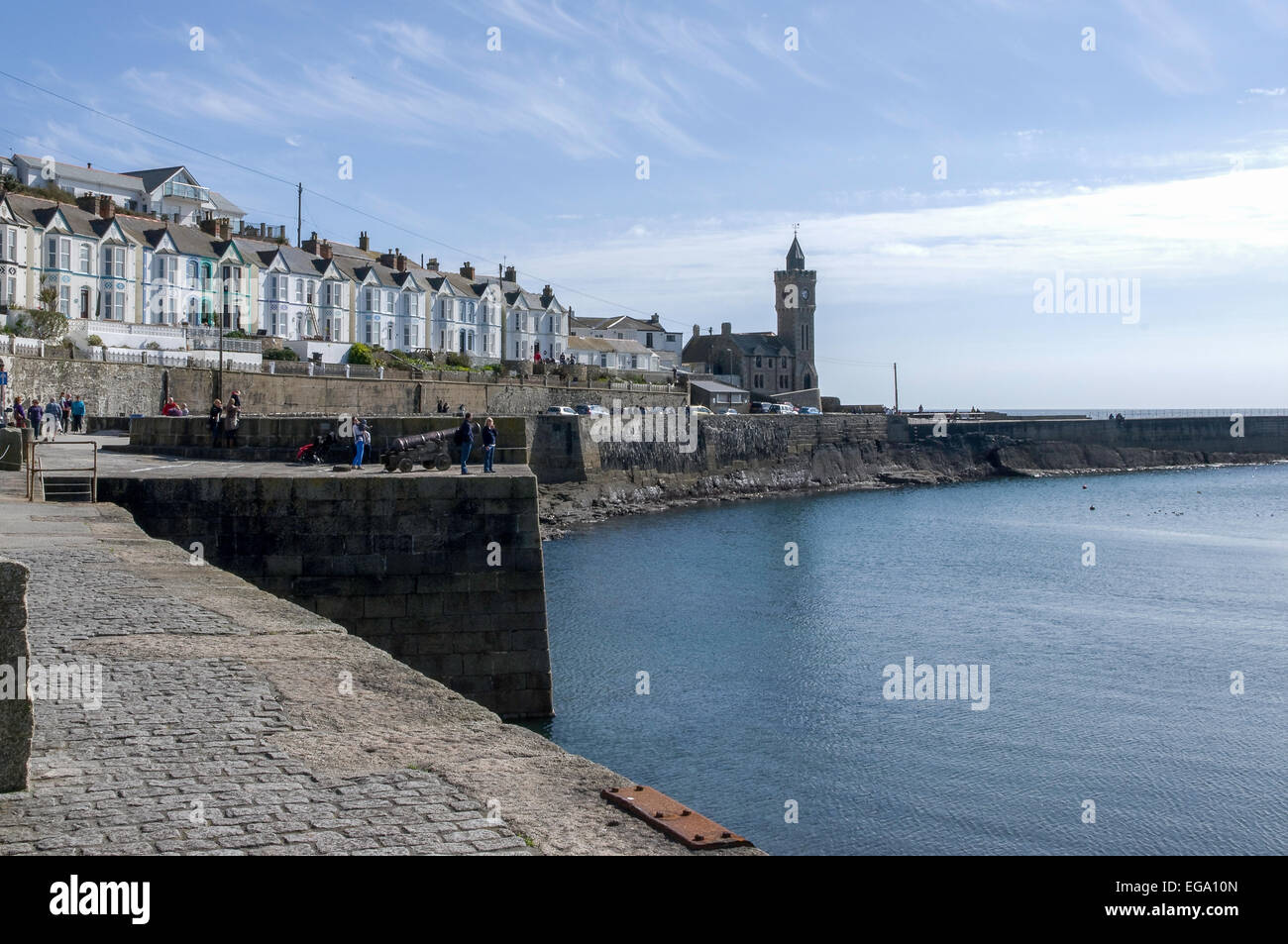 Häuser neben Porthleven Hafen in Cornwall Stockfoto