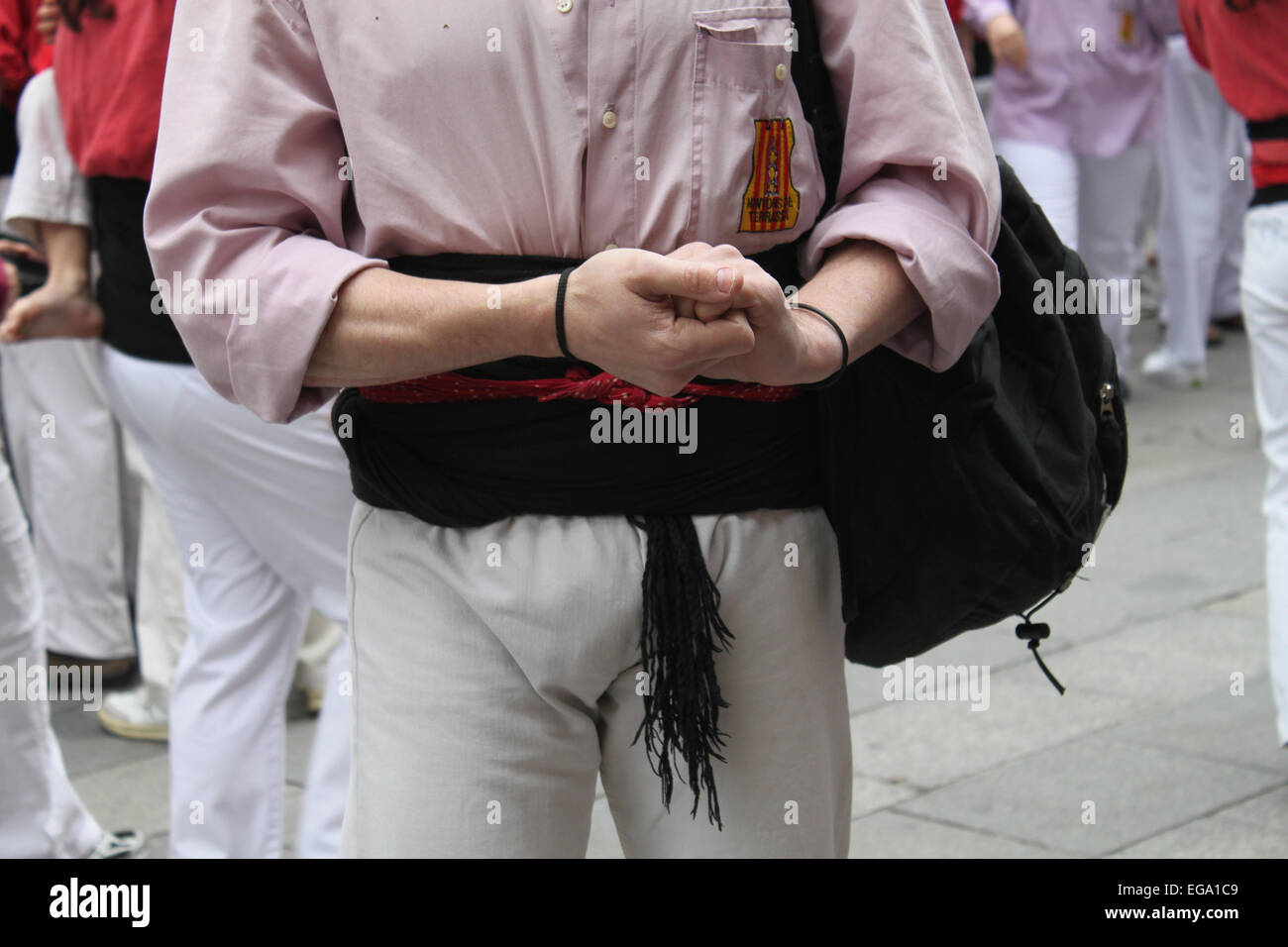 Casteller tragen Tracht vor Beginn der menschlichen Türme im Portal de l'Àngel, Barcelona, Katalonien, Spanien Stockfoto