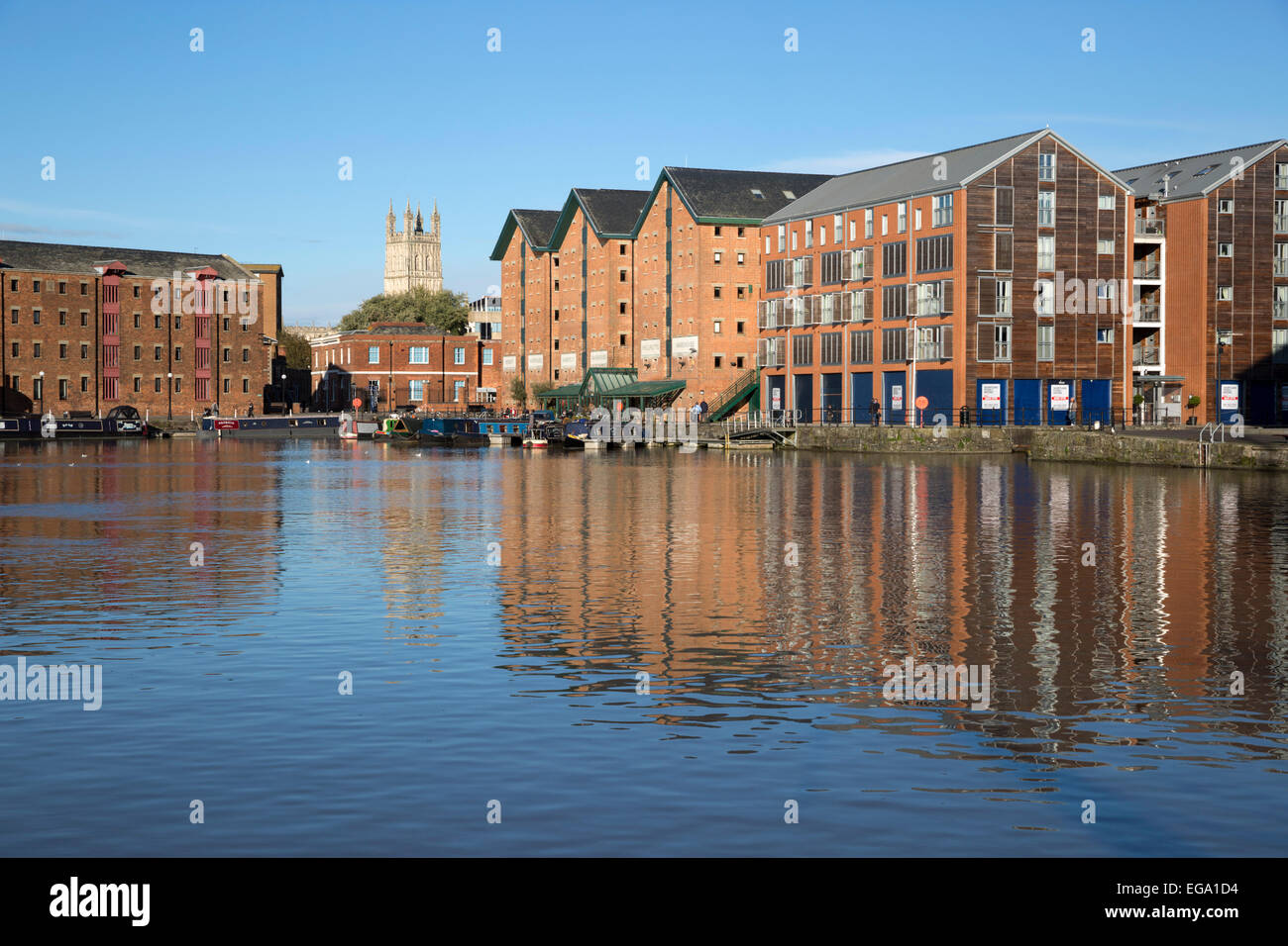 Ehemaligen Lagerhallen und Kathedrale von Gloucester, Gloucester Quays, Gloucester, Gloucestershire, England, Vereinigtes Königreich, Europa Stockfoto