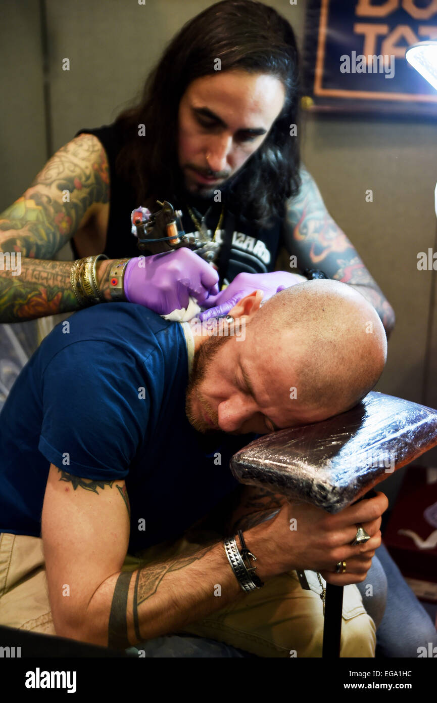 Brighton, UK. 20. Februar 2015. Ein Mann hat ein Tattoo stellen am Hals auf der 8. Brighton Tattoo Convention Stockfoto