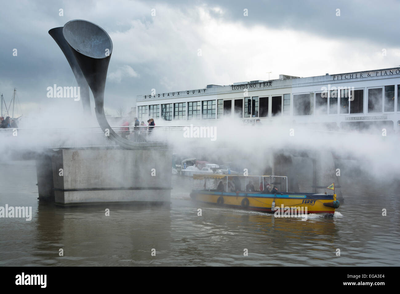 Peros Fußgängerbrücke, Harbourside, Bristol, England, Vereinigtes Königreich. 20. September 2015. Die Brücke wurde von japanischen Künstlers Fujiko Nakaya gemacht, die Nebel mit hohem Druck Wasserdampf formt. Die Stadt Bristol ist European Green Capital für 2015 und diese Kunstinstallation ist die Aufmerksamkeit für Pendler und Touristen auf Klimawandel und unsere Versuche, das Wetter kontrollieren. Es ist eine geschäftige Fußgängerbrücke mit Touristen fotografieren, Pendler überfahren, zu Fuß und per Fahrrad und viele Boote unter. Alle sind nass vom Dampf entstehen. CarolynEaton/Alamy News Live Stockfoto