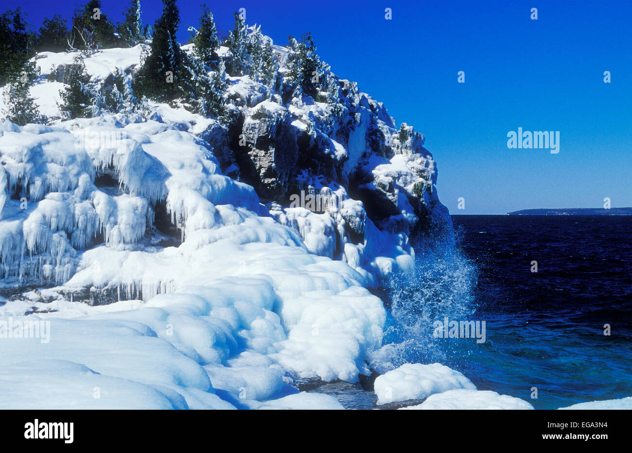 Tobermory Ontario Kanada. Bruce Peninsula National Park an der Georgian Bay. Indian Head Cove im Winter. Stockfoto