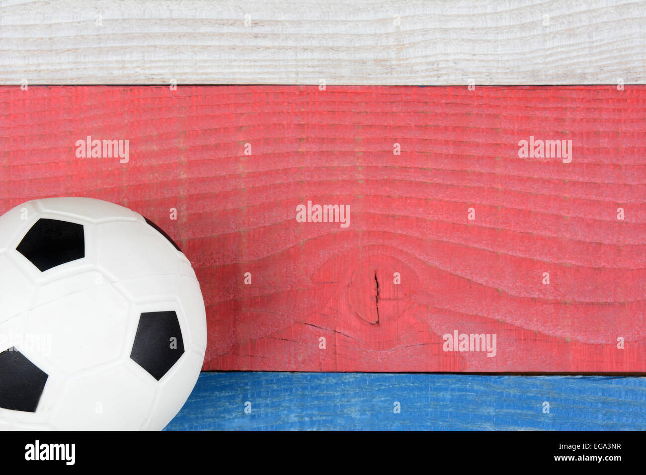 Hohen Winkel Schuss eines Fußballs auf einem roten, weißen und blauen Picknicktisch. Querformat mit Textfreiraum. Geeignet für Amerikaner Stockfoto
