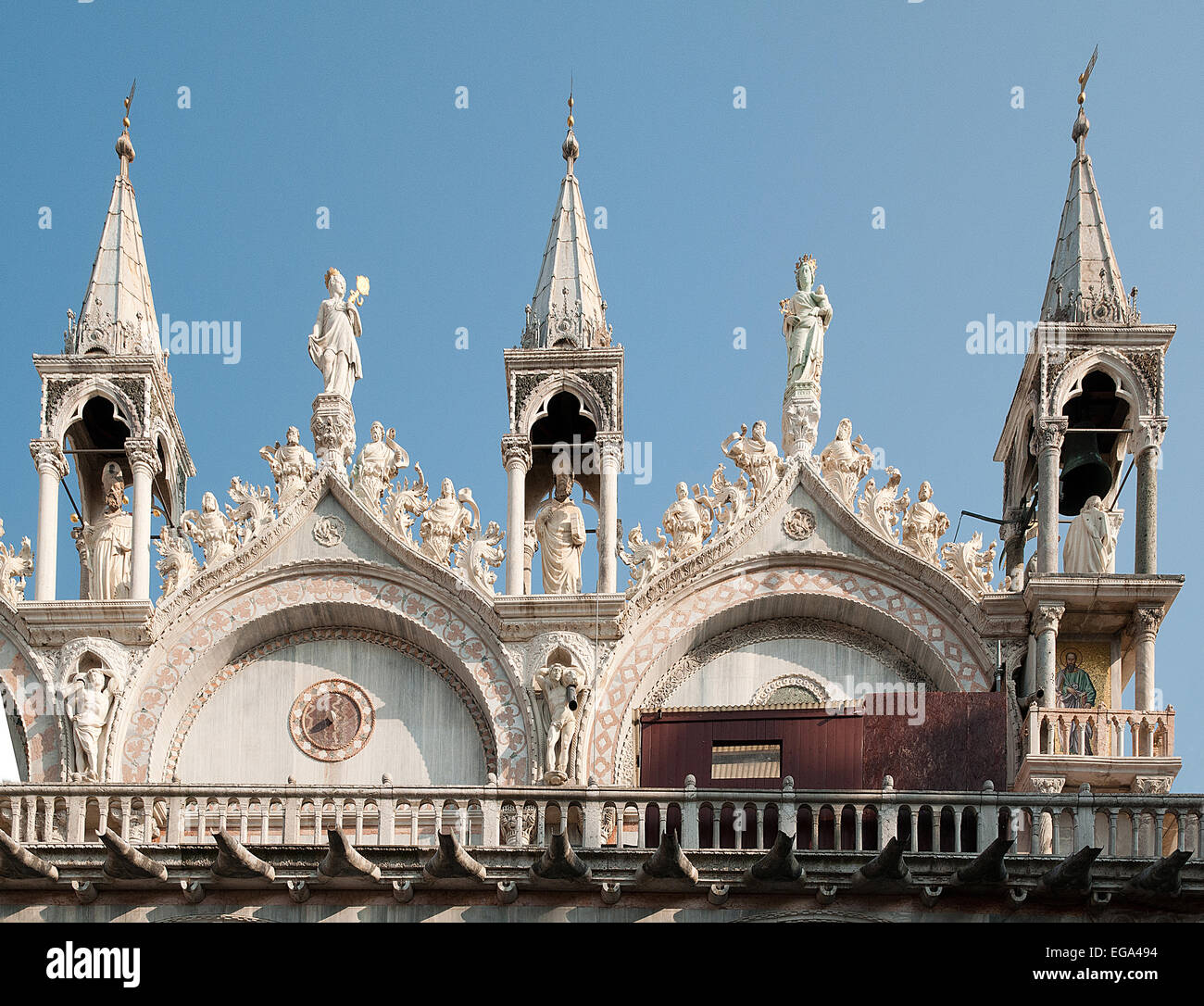 Detail der geschnitzten Marmor Figuren Türme Zinnen auf Skyline und Dach der Basilika San Marco St. Marks Kathedrale Venedig Italien Stockfoto