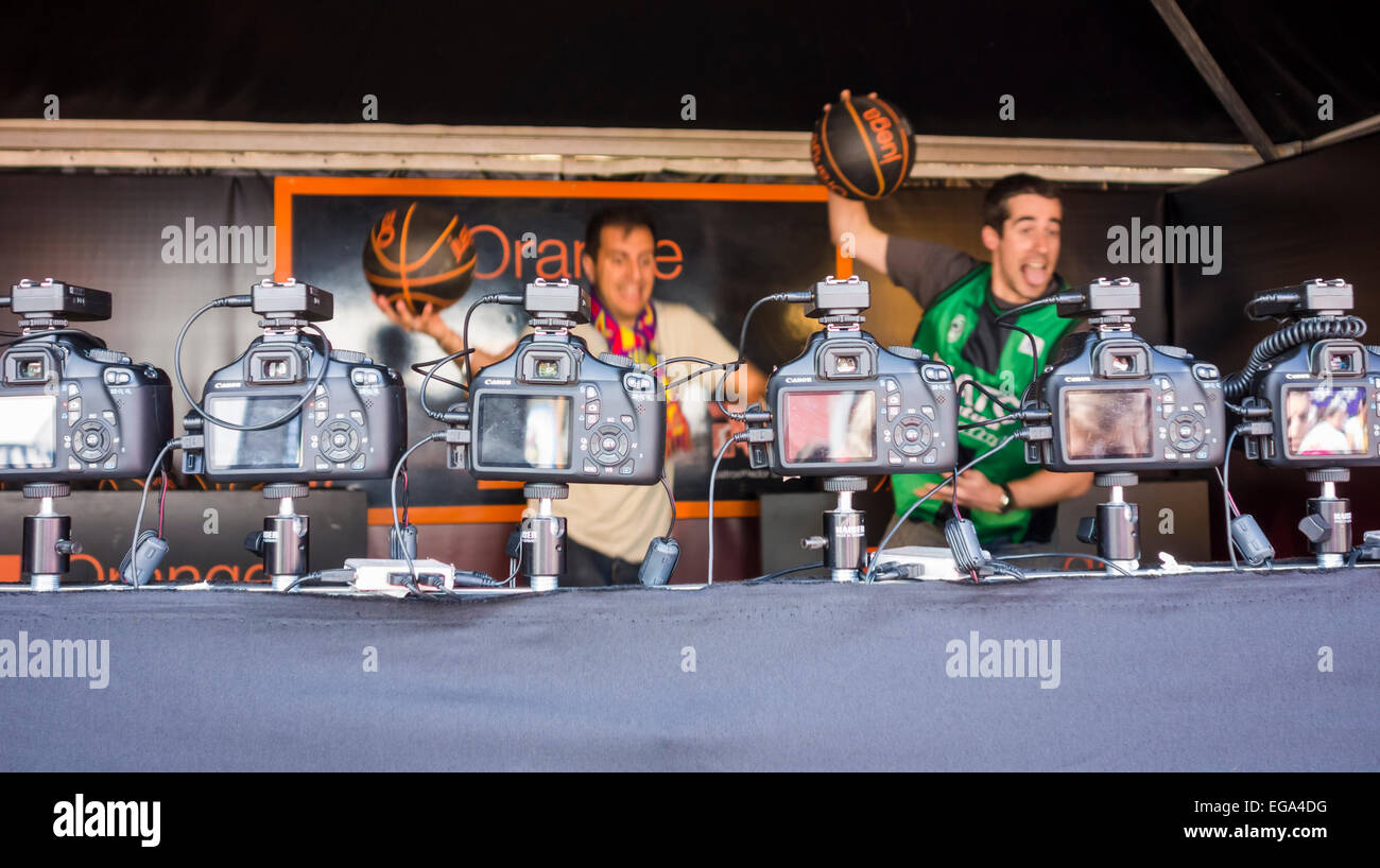 Las Palmas, Gran Canaria, Kanarische Inseln, Spanien. 20. Februar 2015. Canon Futter. Spanisch Basketballfans posieren für Foto vor einer Bank von Canon-Kameras bei der Copa del Rey Fanzone in Las Palmas, Gran Canaria. Die Copa del Rey (The Copa del Rey) ist eine jährliche Veranstaltung, wo die besten acht Teams in der spanischen Liga konkurrieren in einem Knockout-Turnier über vier Tage. Der spanische König reist nach Gran Canaria am Sonntag, 22. Februar, den Cup nach dem Finale zu präsentieren. Bildnachweis: ALANDAWSONPHOTOGRAPHY/Alamy Live-Nachrichten Stockfoto