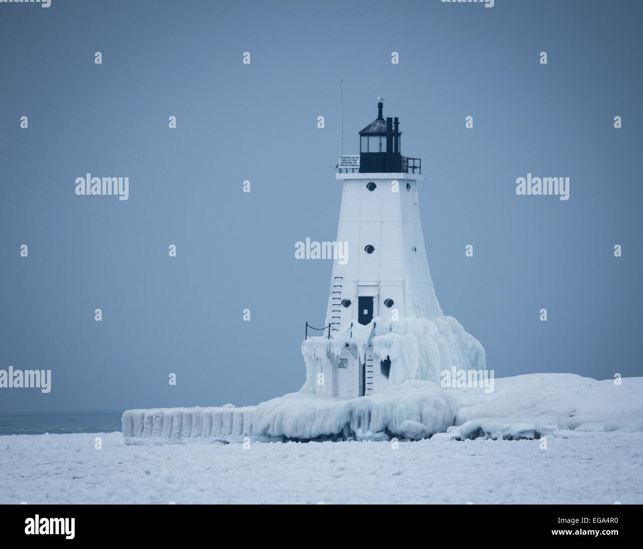 Ludington North Pier Licht im Eis Stockfoto