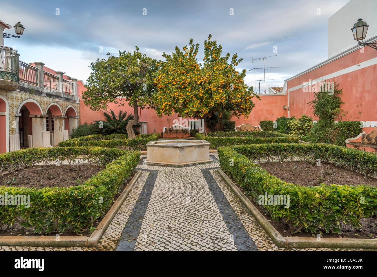 Portugal Algarve Faro Stadt orange Straßenbaum Stockfoto