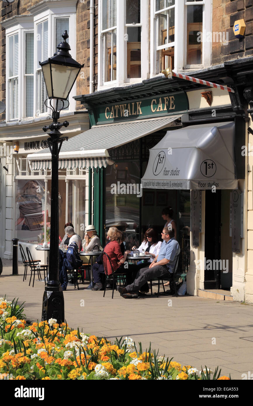Kunden genießen Sonnenschein am Bürgersteig Tische draußen die Laufsteg-Cafe auf Montpelier Parade / Harrogate / North Yorkshire / UK Stockfoto