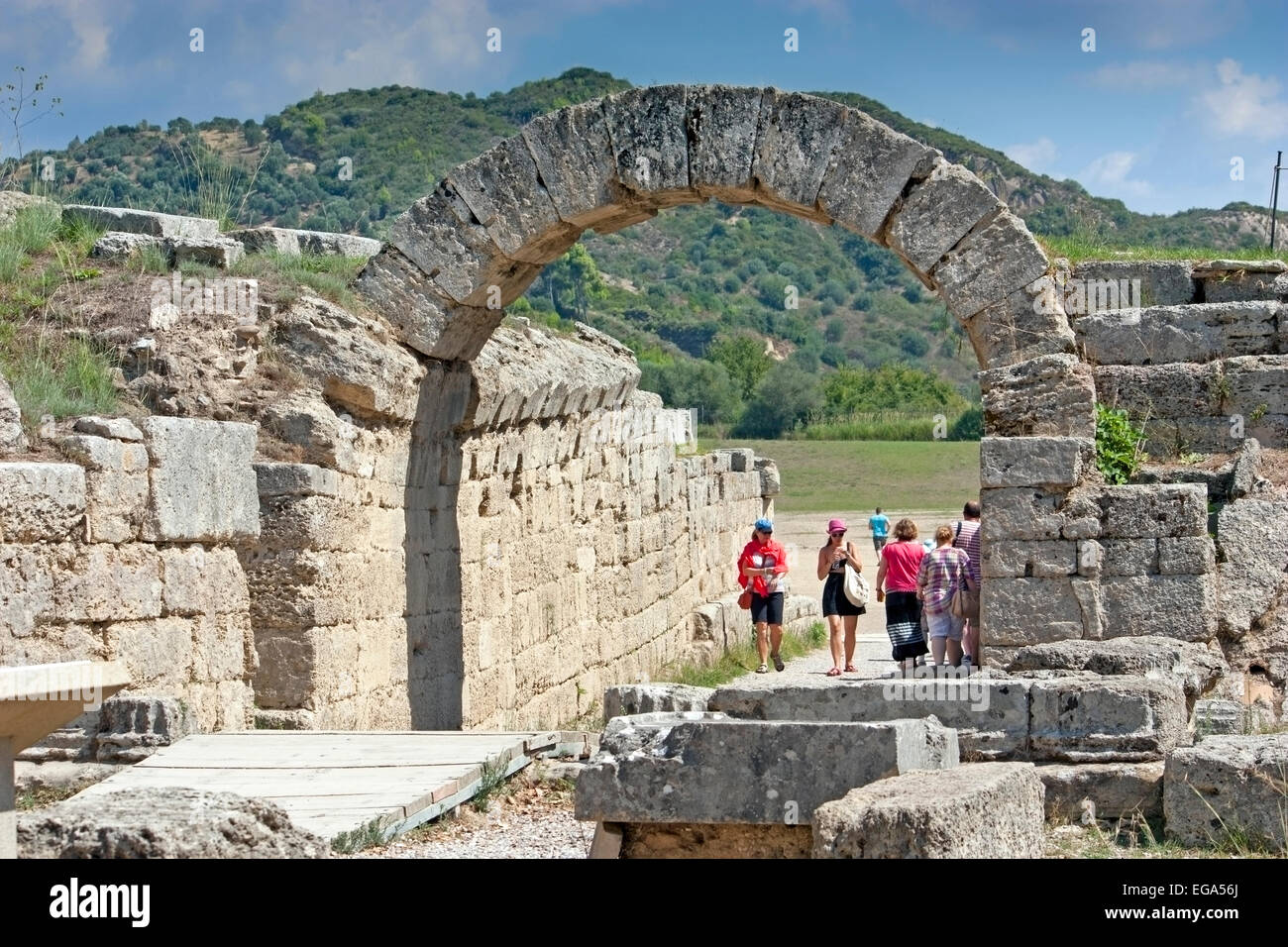 Torbogen führt zu der ursprünglichen Olympiastadion, im antiken Olympia-Komplex, der Peloponnes, Griechenland Stockfoto