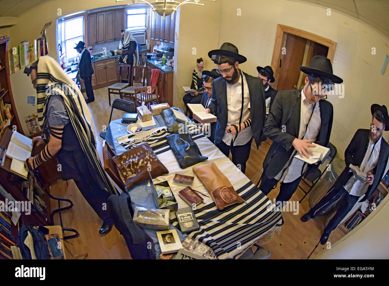 Orthodoxe jüdische Gottesdienste im Keller von einem Trauernden zu Hause in Crown Heights, Brooklyn, New York Stockfoto