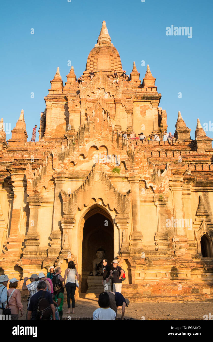 Touristen am Eingang Nord Guni buddhistischer Tempel, eine beliebte Tempel zu Sonnenuntergang über Ebenen Pagan, Bagan Burma, Myanmar Stockfoto
