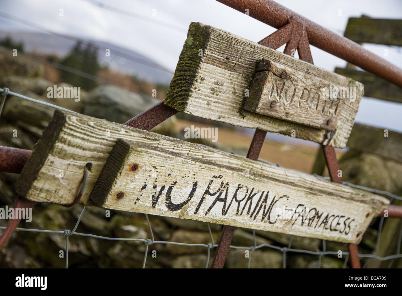 Kein Parkplatz-Zeichen auf einem Hof Stockfoto