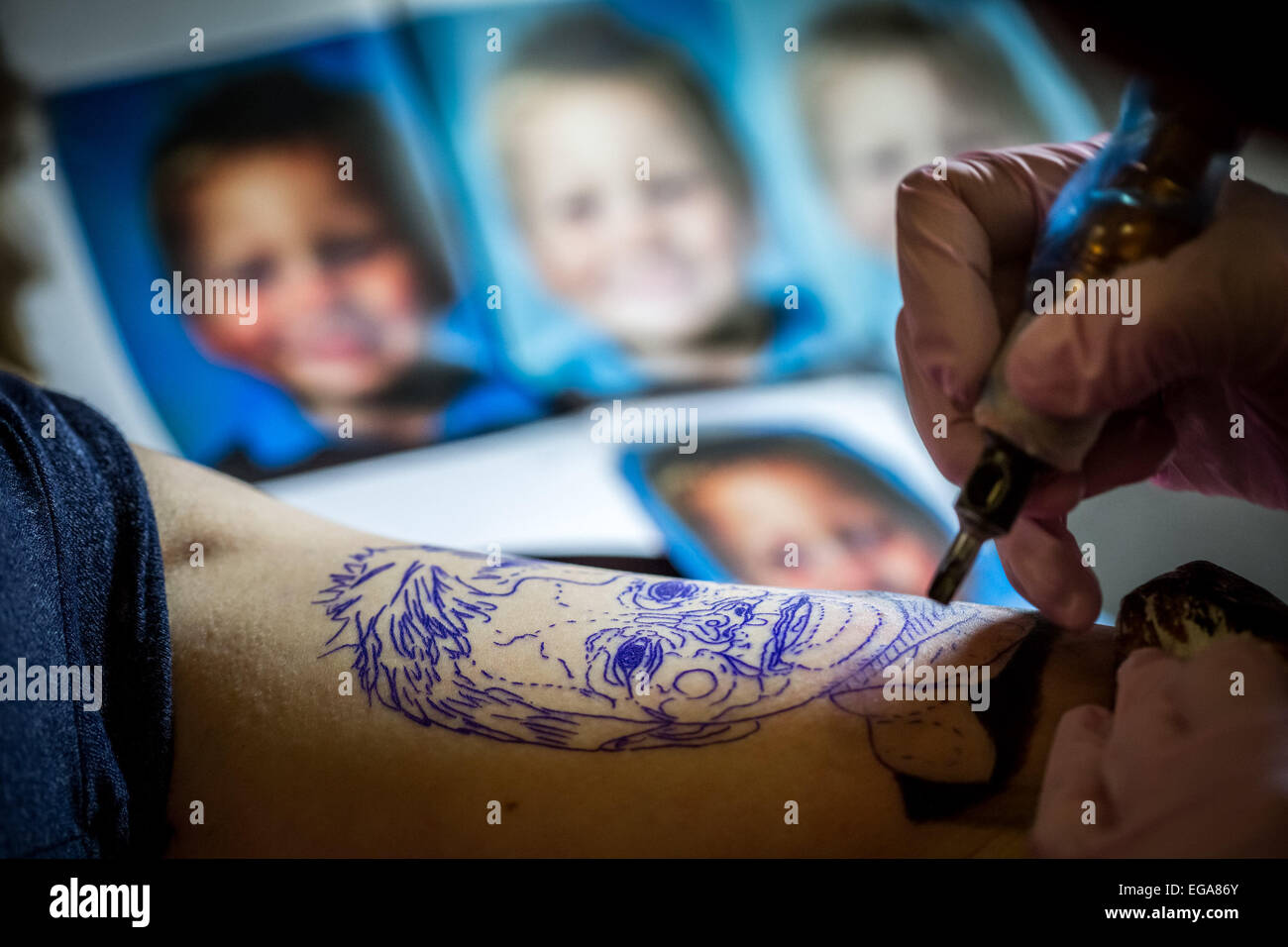 Brighton, UK. 20. Februar 2015. 8. Brighton Tattoo Convention Credit: Guy Corbishley/Alamy Live-Nachrichten Stockfoto