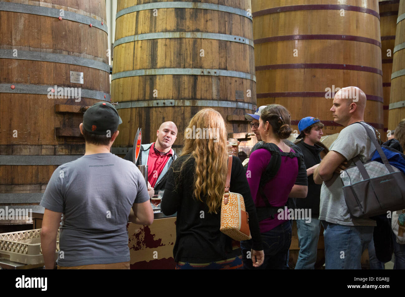 Fort Collins, Colorado - Reiseleiter schüttet Bier für Besucher in der neuen Brauerei in Belgien. Stockfoto