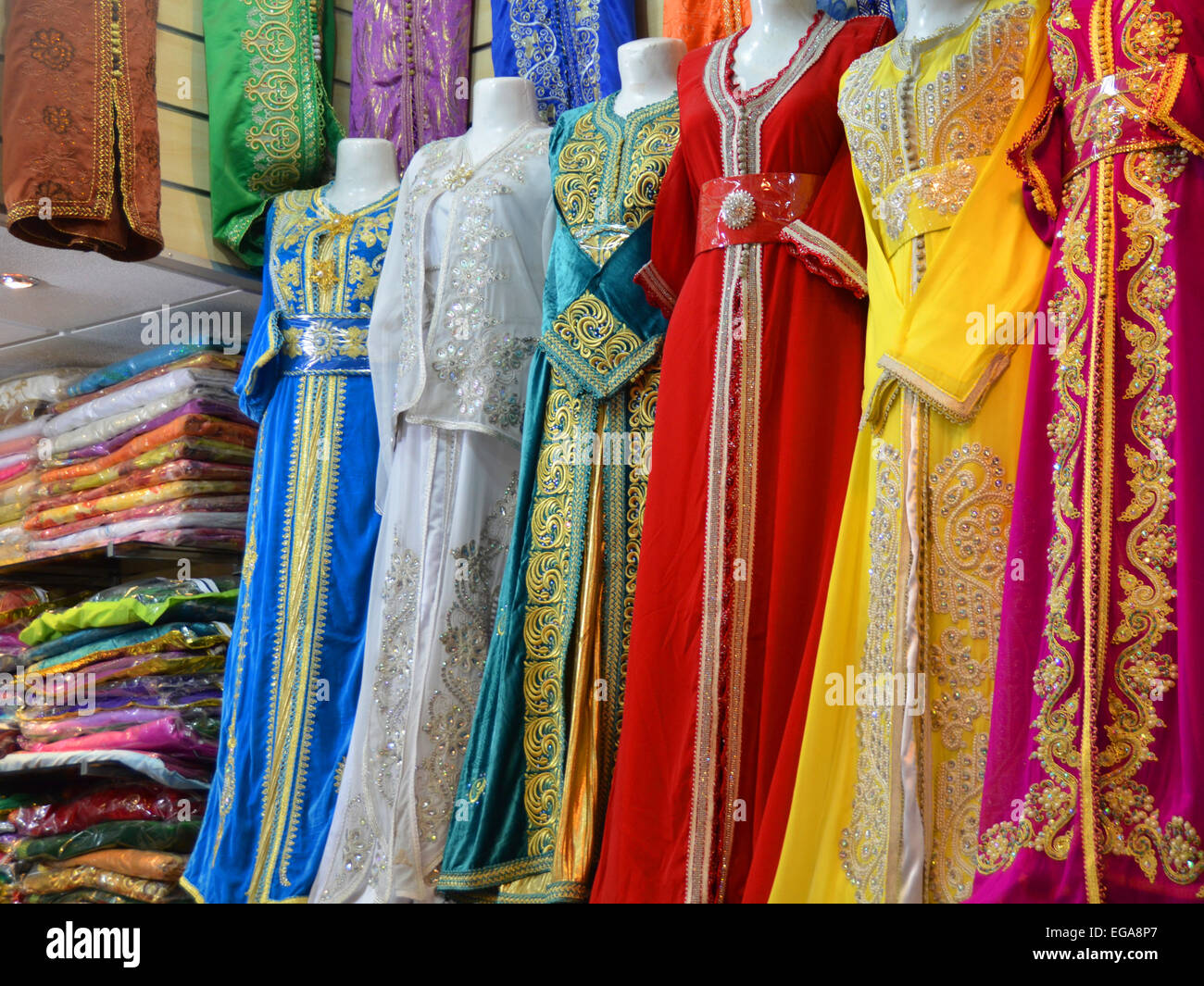 Bunte lange Kleider zu verkaufen, Marrakesch, Marokko Stockfotografie -  Alamy