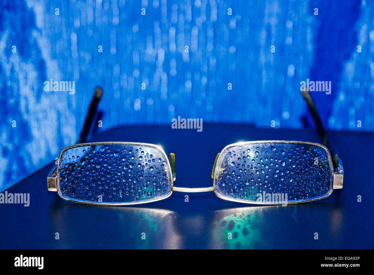 Brille von Wassertropfen auf den Gläsern Stockfoto