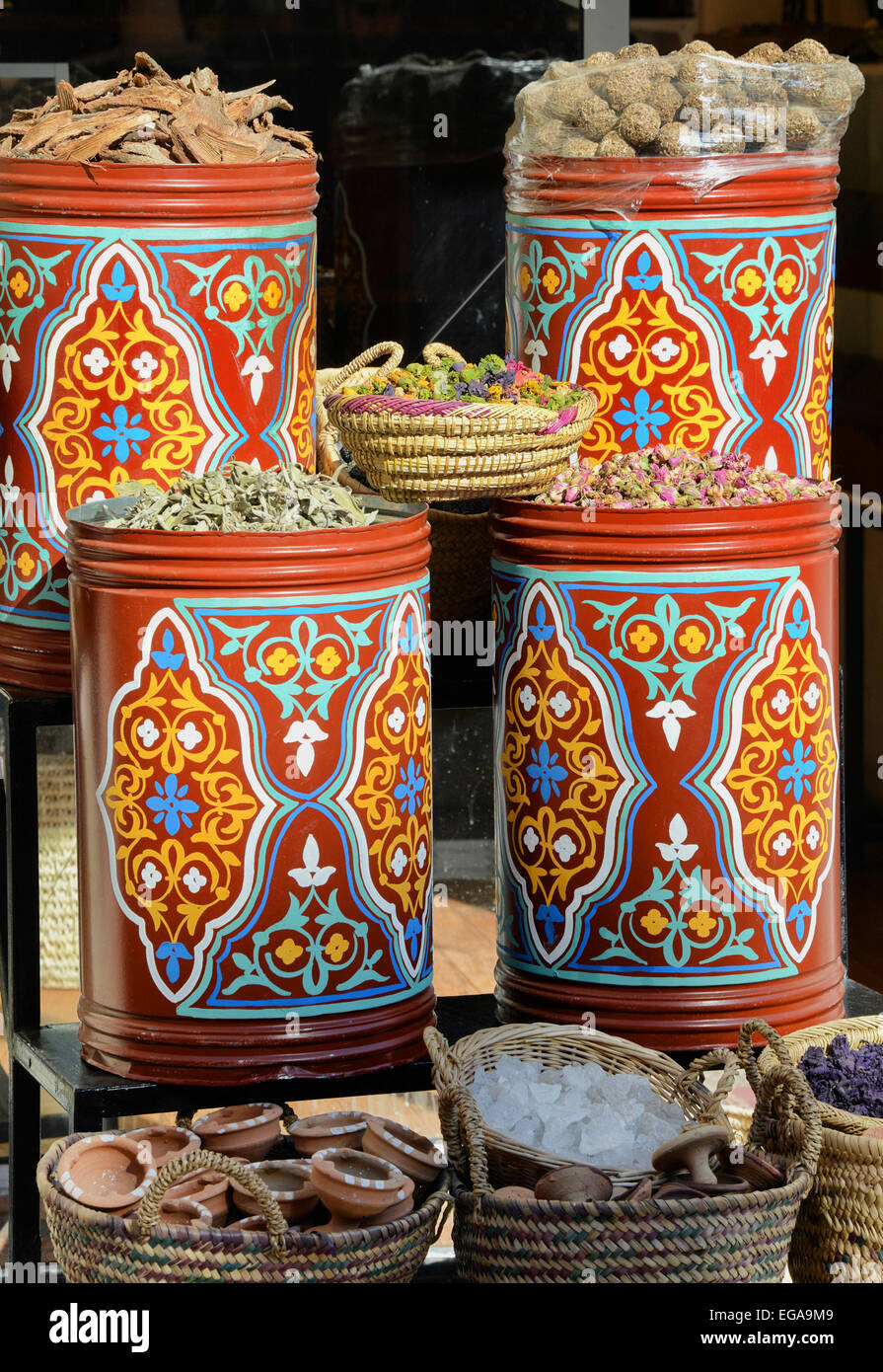 Bunte Gewürz Container und getrockneten Blütenköpfchen, Marrakesch, Marokko Stockfoto
