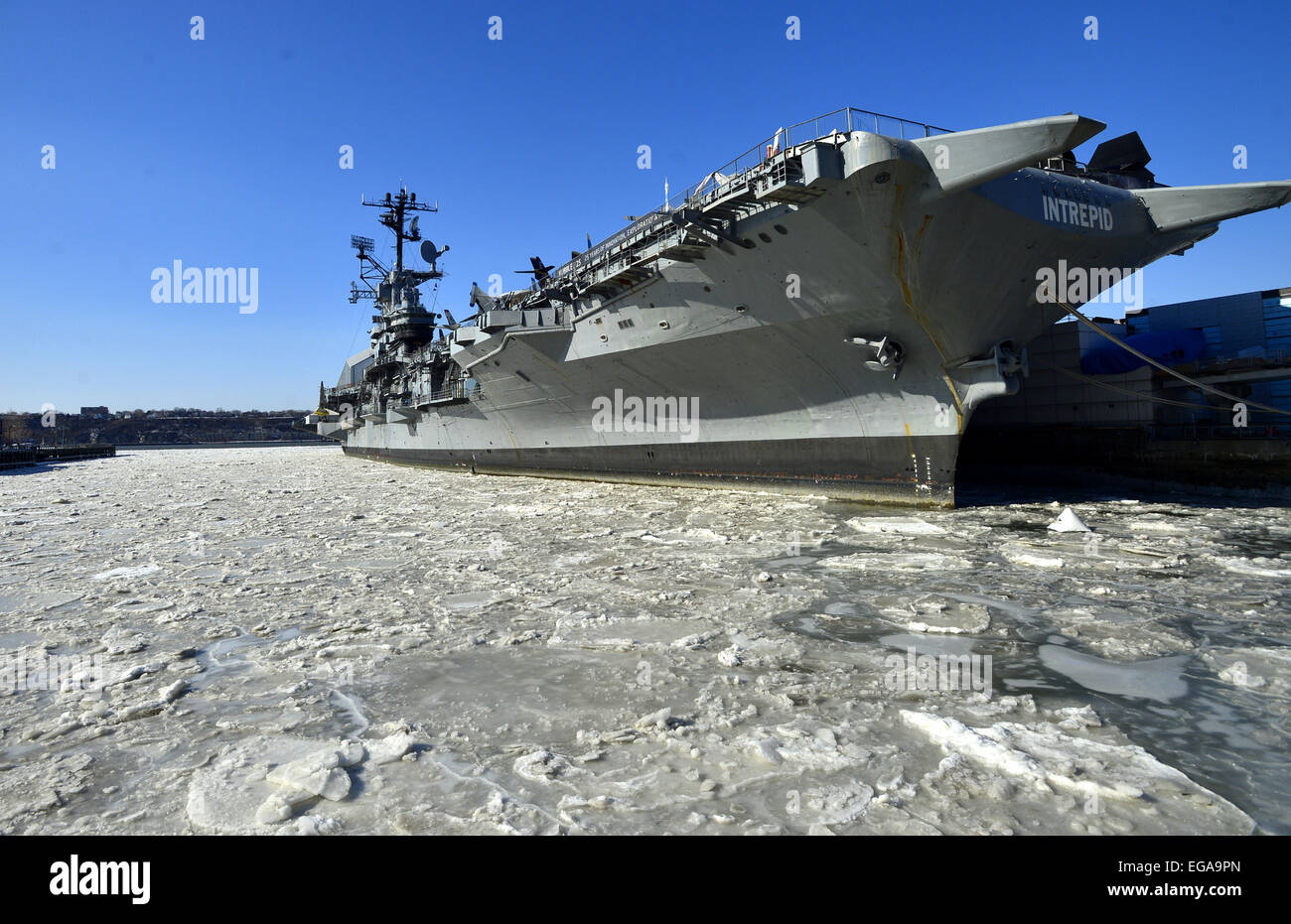 New York, USA. 20. Februar 2015. Eisschollen werden von der Intrepid Sea, Air & Raum Museumn in New York City in den Vereinigten Staaten am 20. Februar 2015 angesehen. New York City Emergency Management hat eine Unwetterwarnung für gefährliche kalte Temperaturen für 20 Februar ausgestellt, gefolgt von eine winterliche Mischung aus gefrierendem Regen, Schneeregen und Schnee. Ein Bitter kalte Schauer, bekannt als "Siberian Express" hat viel von Ost-Amerika, Temperaturen unter dem normalen Niveau von Februar auf ein Rekordtief an mindestens 100 Orten auf Talfahrt schicken umhüllt. Bildnachweis: Wang Lei/Xinhua/Alamy Live-Nachrichten Stockfoto