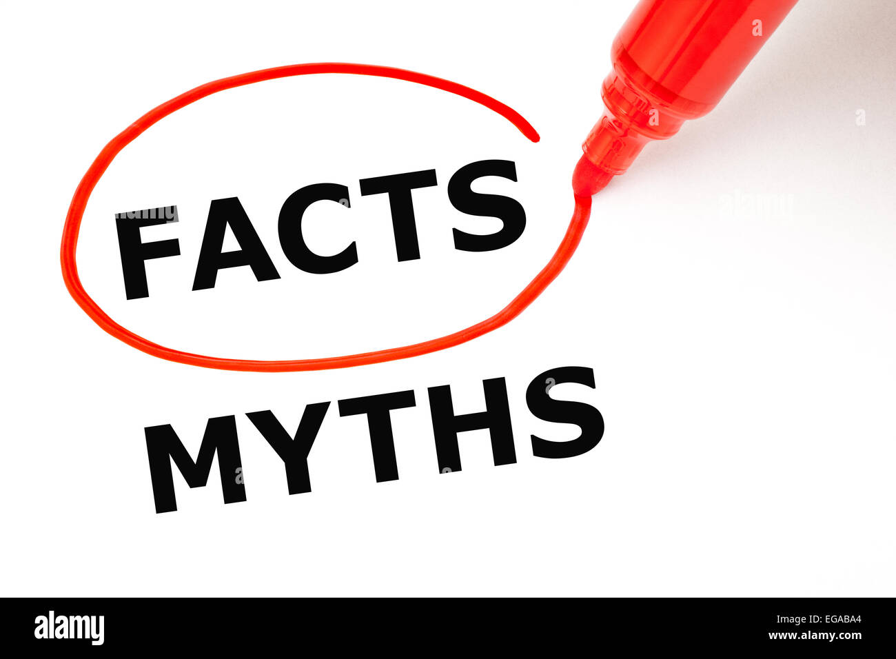 Fakten statt Mythen zu wählen. Fakten mit roten Markierung ausgewählt. Stockfoto