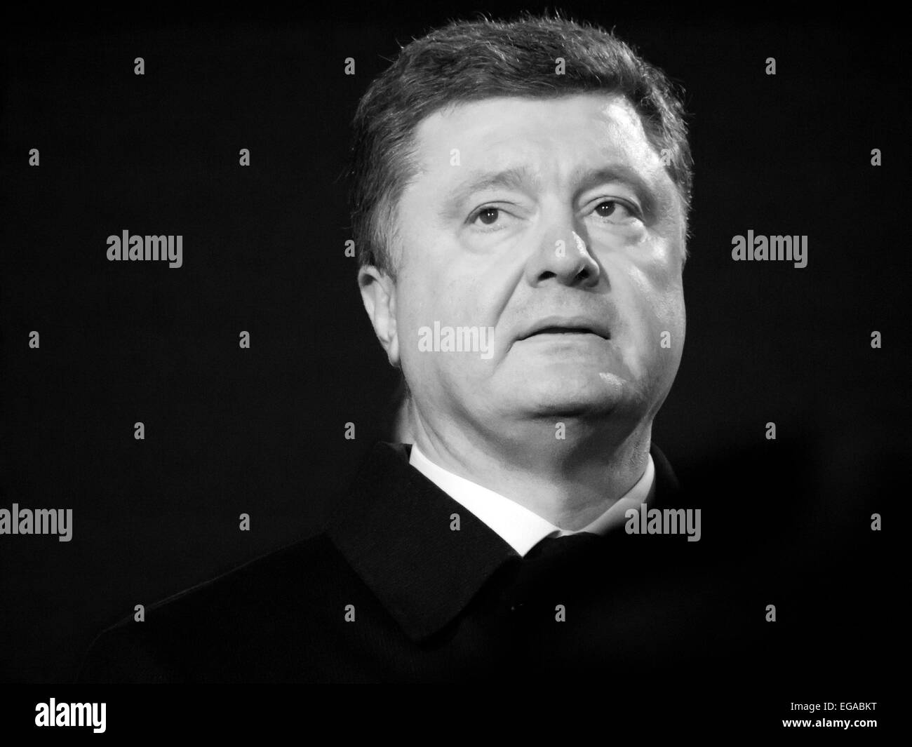 Kiew, Ukraine. 20. Februar 2015. Präsident der Ukraine Petro Poroshenko - auf dem Unabhängigkeitsplatz in Kiew versammelten sich Bewohner und Besucher zur Teilnahme an Aktivitäten, die zum Gedenken an die Helden des Himmels zu Ehren von Hunderten von Bürgern, die während der Revolution würde ab November 2013 bis Februar 2014 getötet wurden. Bei den Zusammenstößen von Demonstranten und Sicherheitskräften im Februar 2014 im Zentrum Stadt mehr als 100 Menschen getötet. Insgesamt erlitten während Euromajdan 2,5 Tausend Menschen, 104 von ihnen starben. Bildnachweis: Igor Golovnov/Alamy Live-Nachrichten Stockfoto