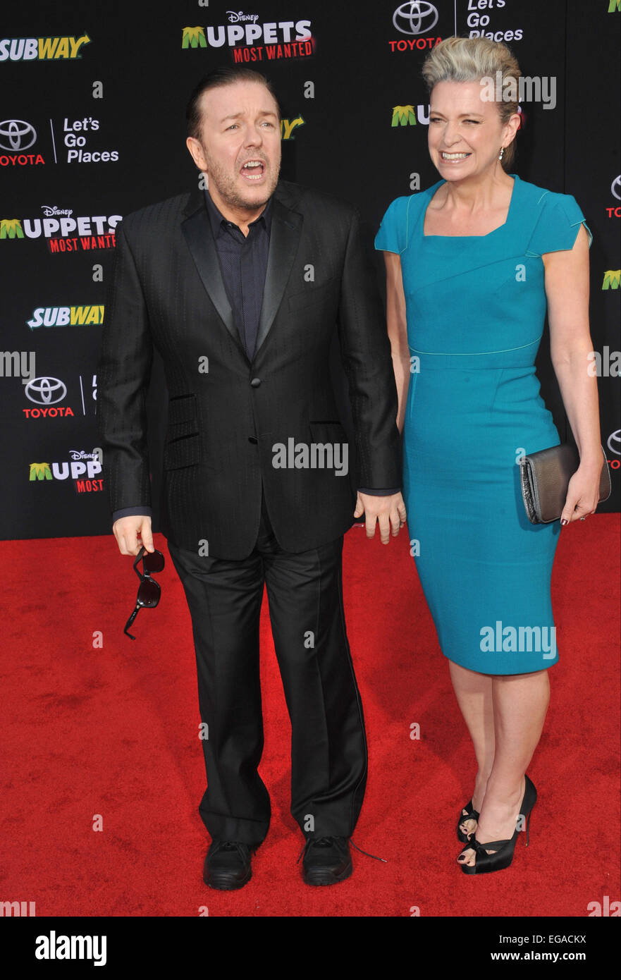LOS ANGELES, CA - 11. März 2014: Ricky Gervais & Jane Fallon bei der Weltpremiere seines Films Disneys "Muppets Most Wanted" am El Capitan Theatre in Hollywood. Stockfoto