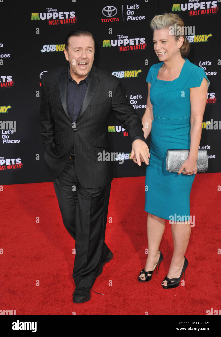 LOS ANGELES, CA - 11. März 2014: Ricky Gervais & Jane Fallon bei der Weltpremiere seines Films Disneys "Muppets Most Wanted" am El Capitan Theatre in Hollywood. Stockfoto