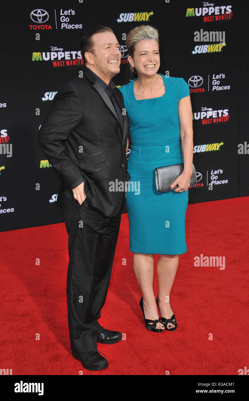 LOS ANGELES, CA - 11. März 2014: Ricky Gervais & Jane Fallon bei der Weltpremiere seines Films Disneys "Muppets Most Wanted" am El Capitan Theatre in Hollywood. Stockfoto