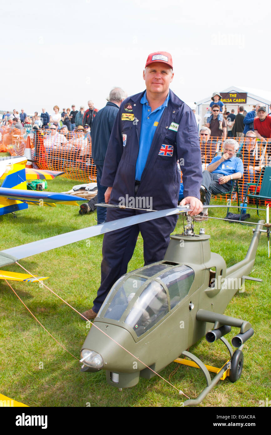 John Greenfield und seine Heimat bauen größte RC Hubschrauber in UK Stockfoto