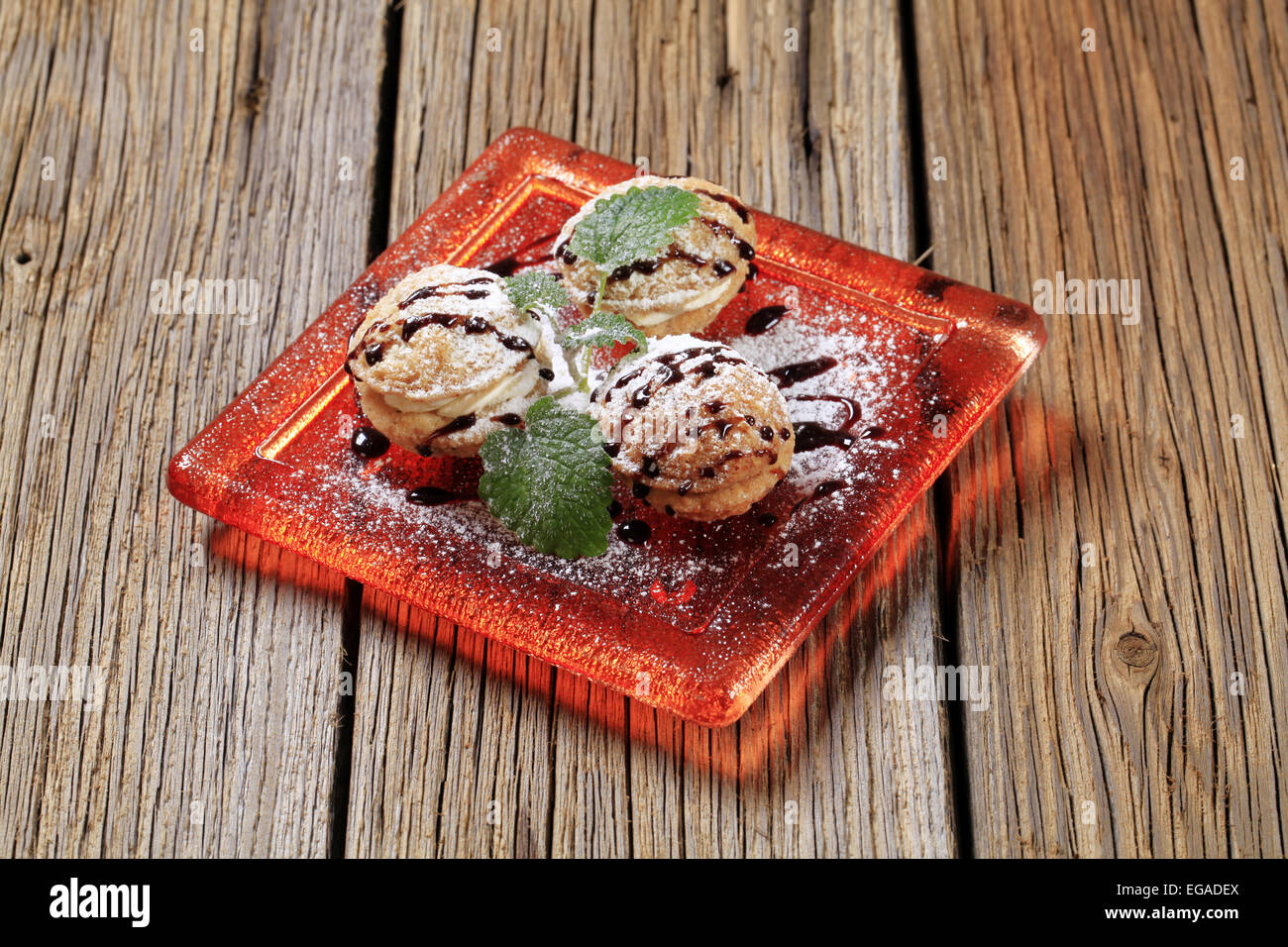 Walnuss geformte Cookies mit Buttercreme gefüllt Stockfoto