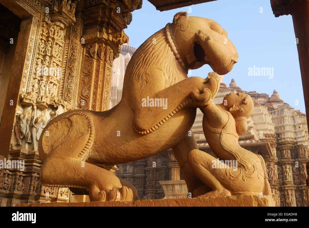 Schnitzen von Tier und Mensch in Indien Khajuraho Tempel aus Stein. Dies ist ein UNESCO-Weltkulturerbe. Stockfoto