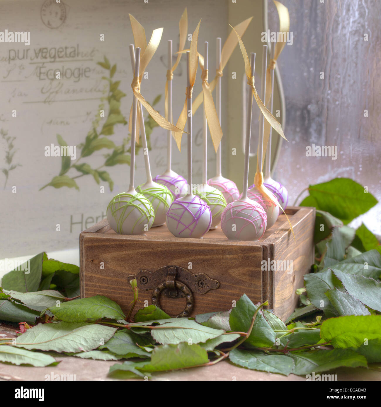 Cake-Pops auf einer Holzkiste Stockfoto