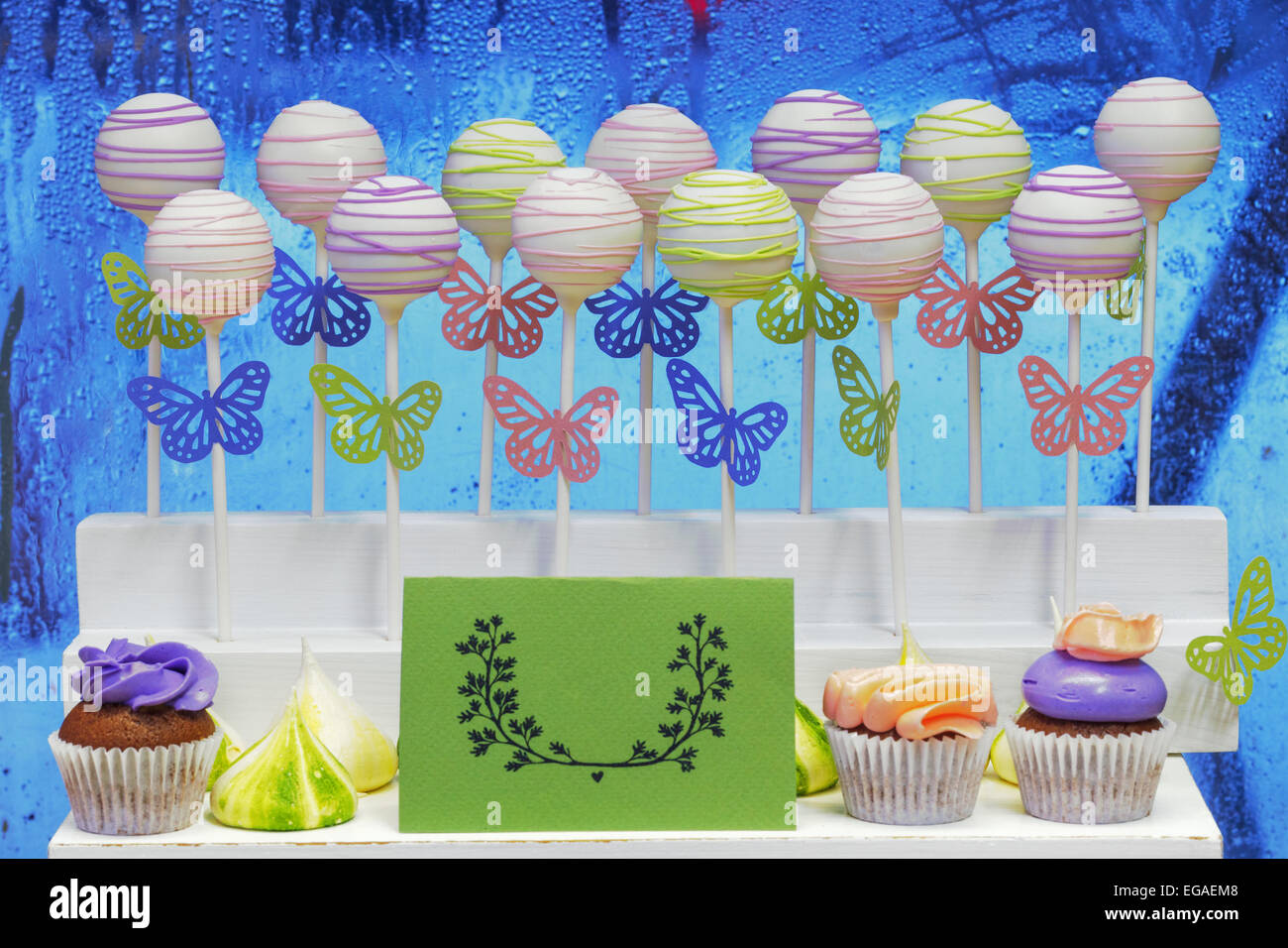 Cake-Pops auf einem lebendigen Hintergrund Stockfoto